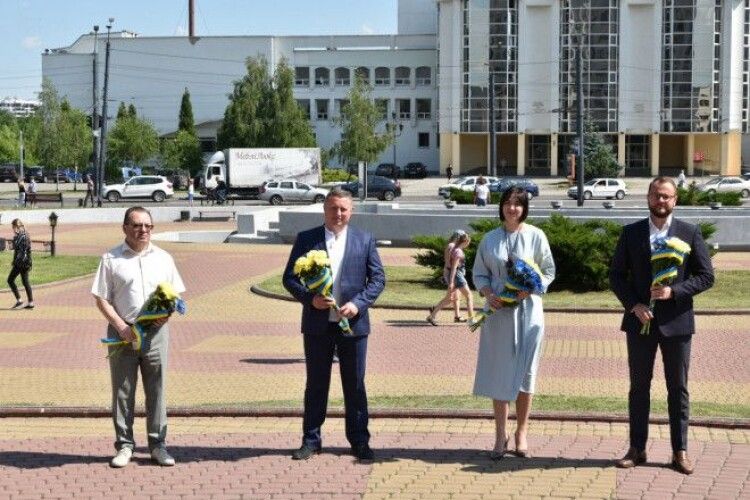 Представники влади поклали квіти у зв'язку з наближенням Дня Конституції