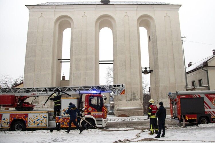 3 пожежних автомобіля: сьогодні на Кафедральній у Луцьку працювали рятувальники