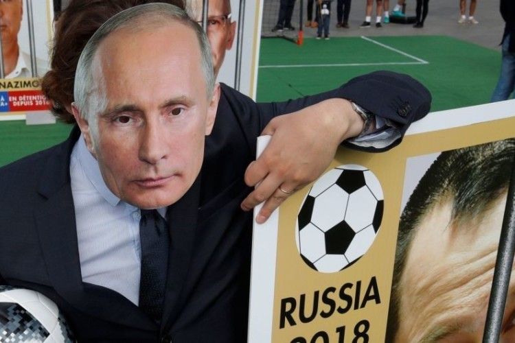 Художник зробив «кривавий» календар Чемпіонату світу з футболу зі злочинами Росії в Україні 