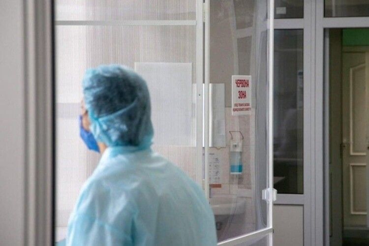 Біля стін лікарні померла 53-річна жінка через відмову лікарів їй допомогти