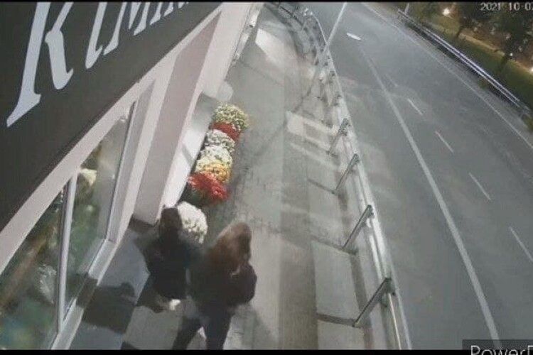 «Через спір»: на Рівненщині дівчата вкрали два горщики з квітами (Відео моменту)