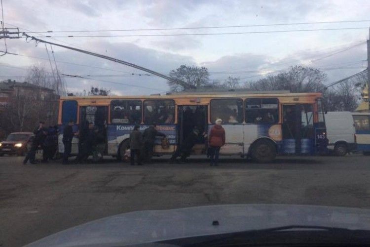 Пасажирам довелося штовхати тролейбуса, який «заглох» на перехресті в Рівному (фото)