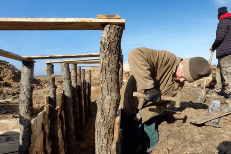 Жителі громади на Волині копають окопи разом з військовими (Відео)