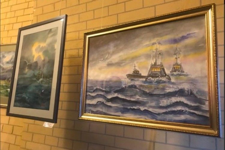 Відкрили благодійну виставку картин на підтримку полонених моряків 