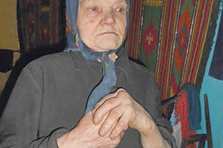 КОЛИШНЯ ХУТОРЯНКА БАБЦЯ ШУРА І В СЕЛІ НЕ ВМИКАЄ СВІТЛА