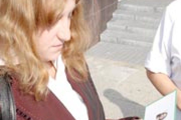 СІЛЬСЬКА ДІВЧИНА ВЧИТИМЕТЬСЯ У ХОЛМІ