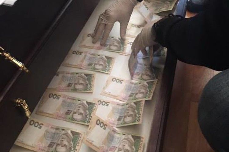 Співробітницю податкової спіймали «на гарячому» – саме взяла 20 тисяч хабара (фото)  