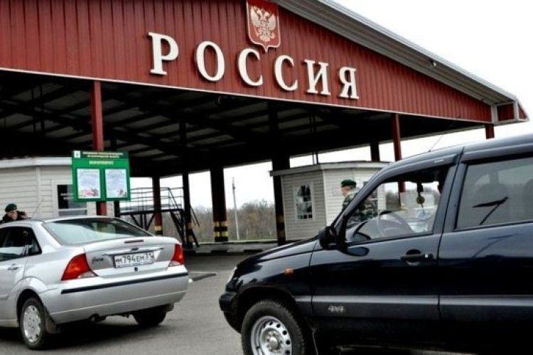 Чому українців масово завертають на російському кордоні