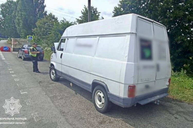 Патрульні зупинили на Волині автівку з двома «сюрпризами»