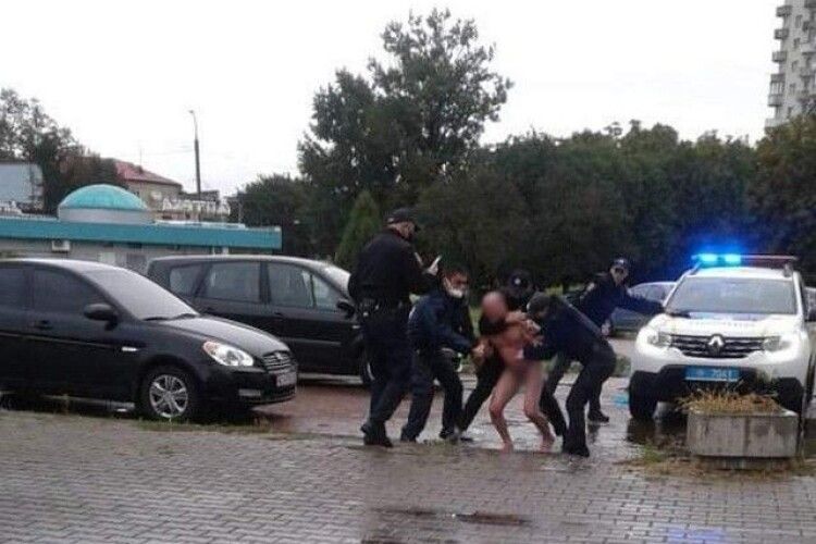 У Луцьку на Київському Майдані затримали голого чоловіка 