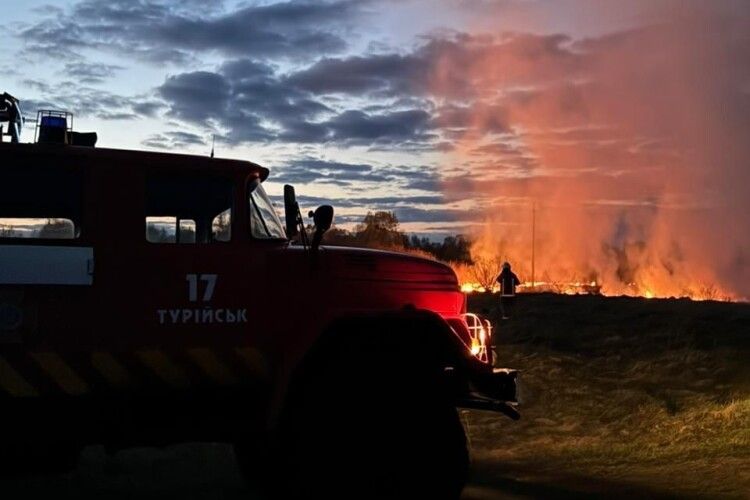 На Волині вогнеборці гасили «Білий налив»