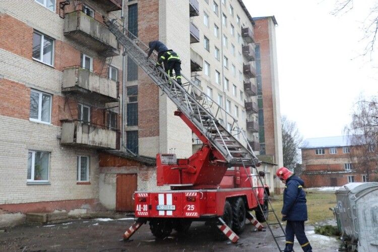 У гуртожитку волинського університету працювали рятувальники, людей евакуювали (Фото) 