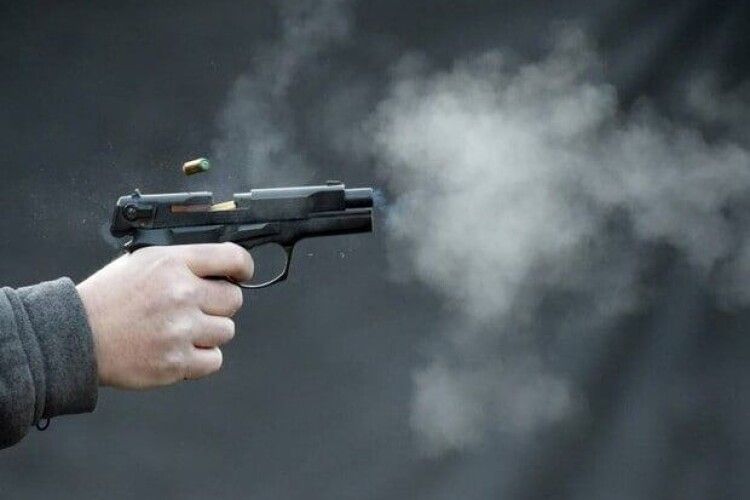 У Луцьку 22-річний чоловік погрожував людям пістолетом
