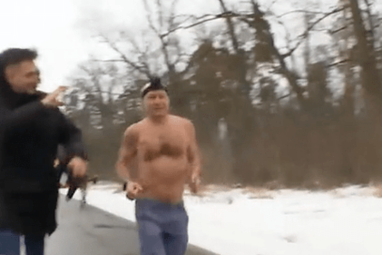 Екстремал з Тернопільщини пробіг 43 кілометри майже оголеним (Відео)