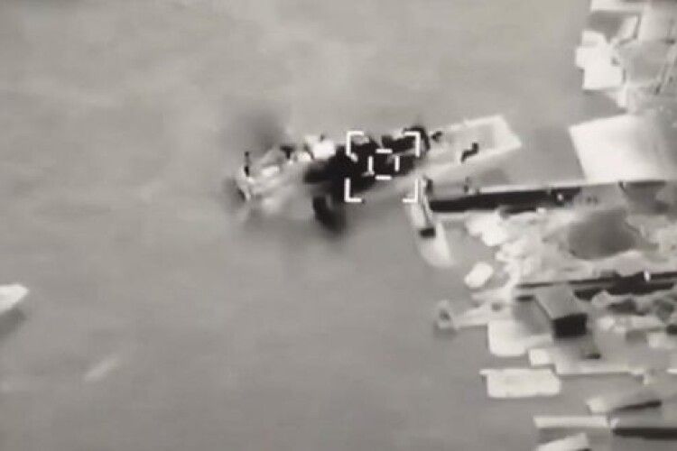З'явилося ефектне відео знищення десантного катера росії біля Зміїного 