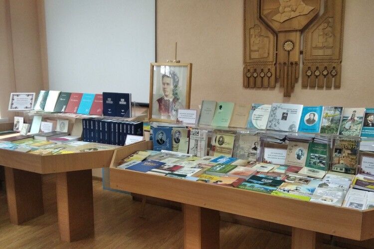 У Луцьку відкрили виставку про відому волинську маму й дочку (Фото)