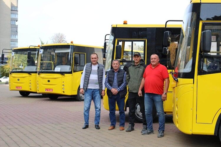 Громадам Волині передали чергову партію нових шкільних автобусів