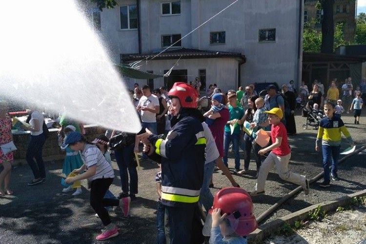 Рятувальники влаштували водяне шоу на території костелу (фото)