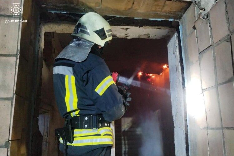 На Волині темної пори невідомі підпалили будівлю