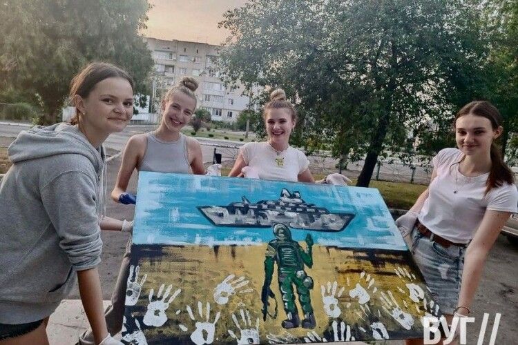 Випускниці ліцею на Волині намалювали ще одну картину з «русскім кораблем» і розіграли її у благодійній лотереї