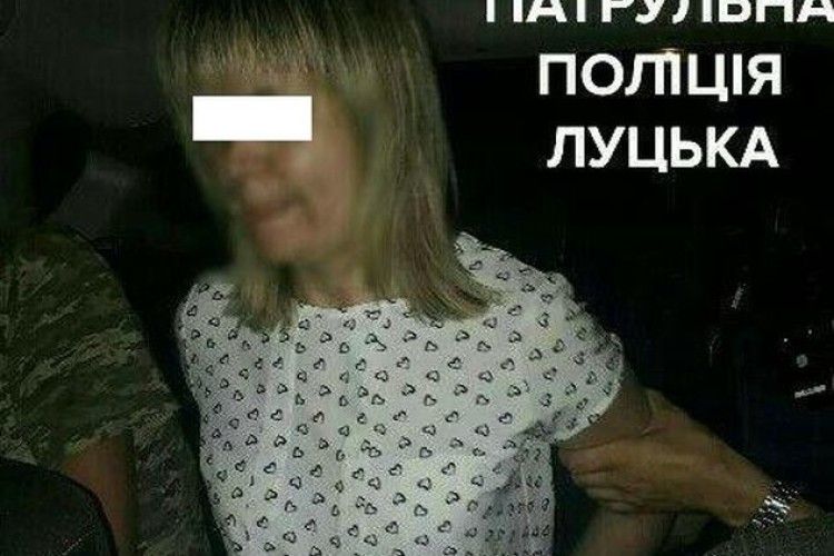 У Луцьку п’яна жінка лупила малолітнього сина, а потім накинулась на поліцейських 