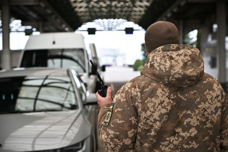 На пунктах пропуску Волині та Львівщини зросли черги