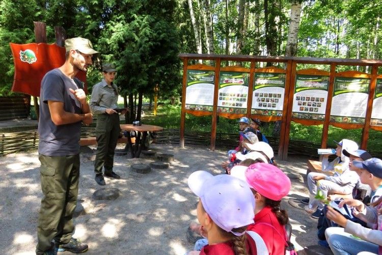 В урочищі Лопатень Цуманської пущі 17 школярів спровокували вівчарика-ковалика