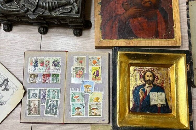 Рівненські митники передали музею культурні цінності, які вилучили в контрабандистів (Фото)