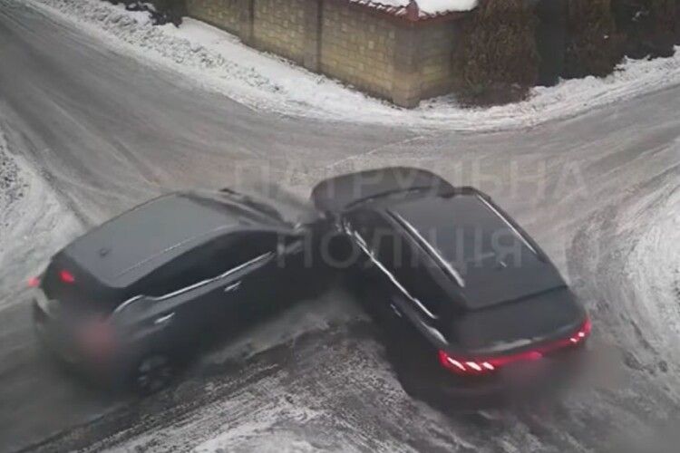 У Луцькому районі дві автівки після зіткнення в'їхали в паркан приватного будинку (Відео)