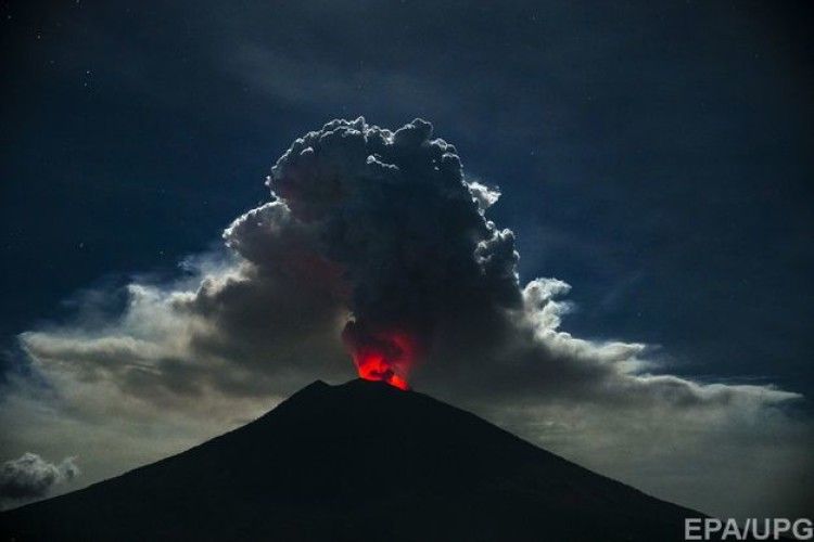 На індонезійському острові Балі «прокинувся» смертоносний вулкан Агунг
