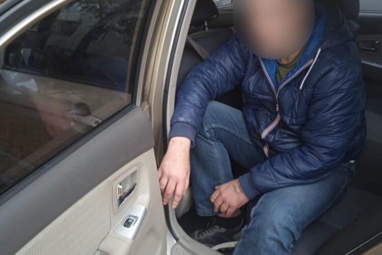 У Луцьку п’яний водій на легковику врізався в шлагбаум і втік