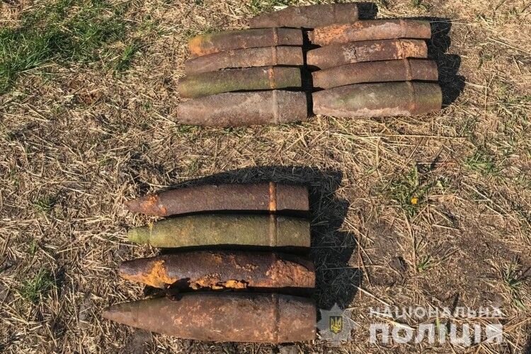Волинянин викопав на своєму подвір’ї понад десяток артилерійських снарядів (Фото) 
