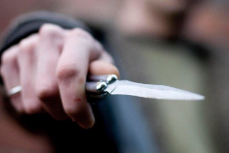 У Луцьку відправили під домашній арешт чоловіка, який поранив ножем двох людей