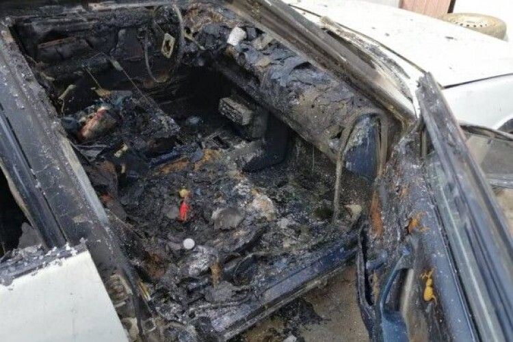 Дитина підпалила автівку сірниками і отримала опіки