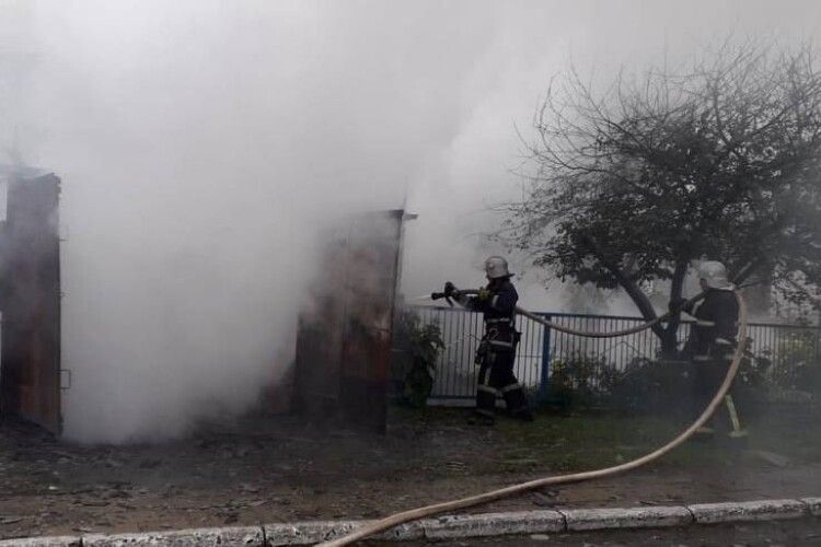 Пожежа у Рожищі: в гаражі горів автомобіль, який міг вибухнути