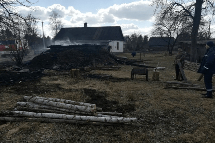 У селі Заріка жінка палила траву, а спалила льох