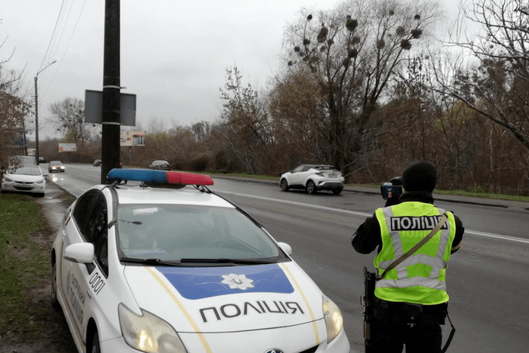 На автодорозі Устилуг – Луцьк – Рівне патрульні зупинили порушника, який віз жінку, в котрої почались перейми