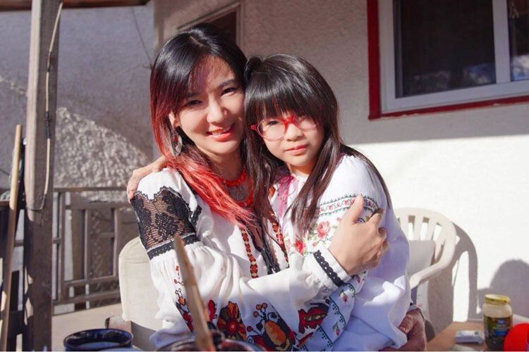 Китаянка святкує наш Великдень і вітається «Слава Україні!»… у Канаді