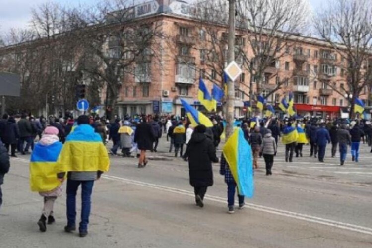 В окупованому Бердянську російські фашисти почали бити учасників українського мітингу (Відео)