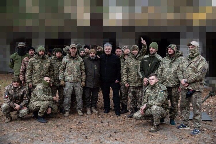 Сюрприз для «Рембо»: Порошенко привіз у Навчальний Центр УДА дефіцитне обладнання (Фото)
