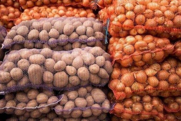Українець продає картоплю на раритетному лімузині (Фото)