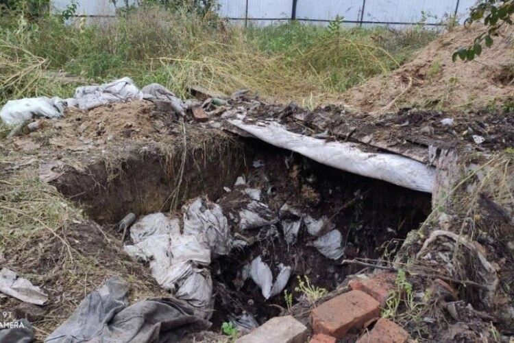 Порізав вуха і залив бетоном у двометровій могилі: українець убив своїх робітників (Відео)