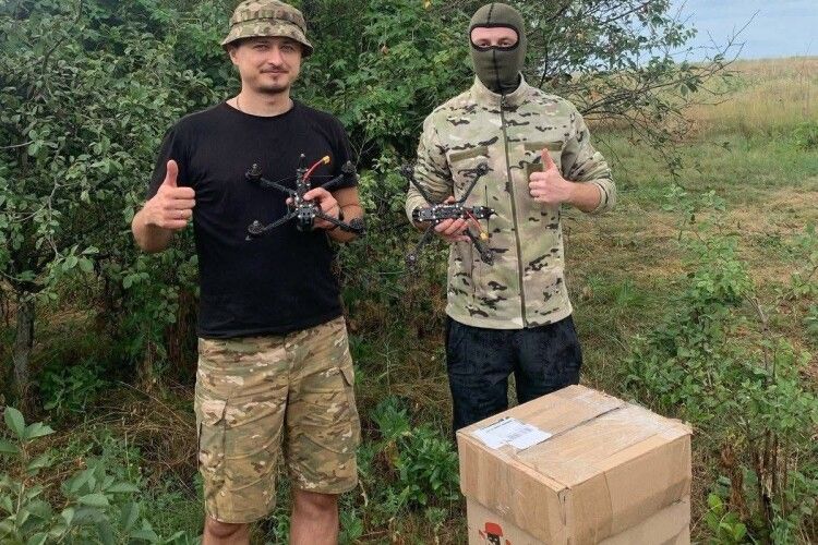 Громада з Волині передала на фронт захисникам 10 дронів і зарядну станцію (Фото)