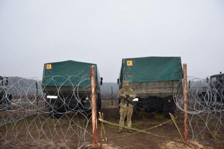 Україна встановила додаткові пости на кордоні з Білоруссю і відстежує ситуацію з неба