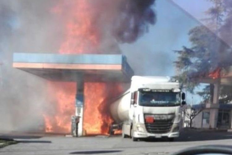 В Італії на автозаправці вибухнув бензовоз