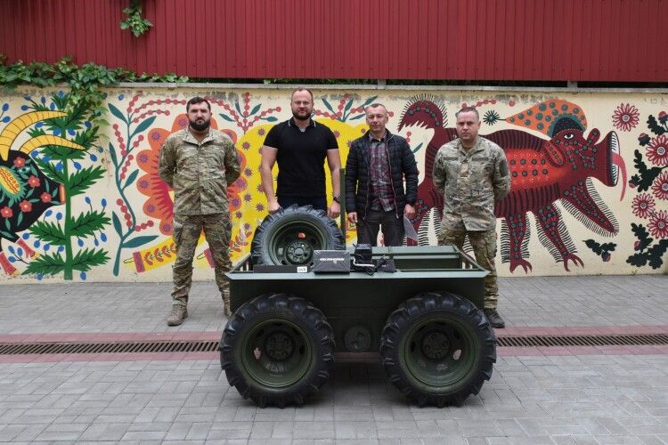 З Волині для захисників на фронт передали наземний безпілотний роботизований комплекс