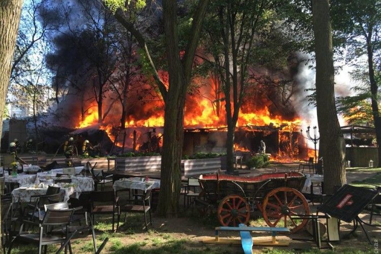 В Одесі палає кафе під назвою «ВДВ»