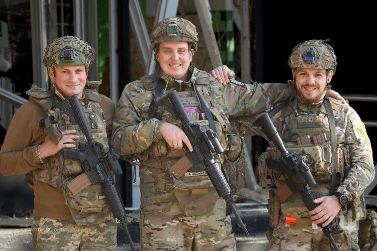 Різні долі, один батальйон: три земляки з Волині тримають стрій у 100 омбр
