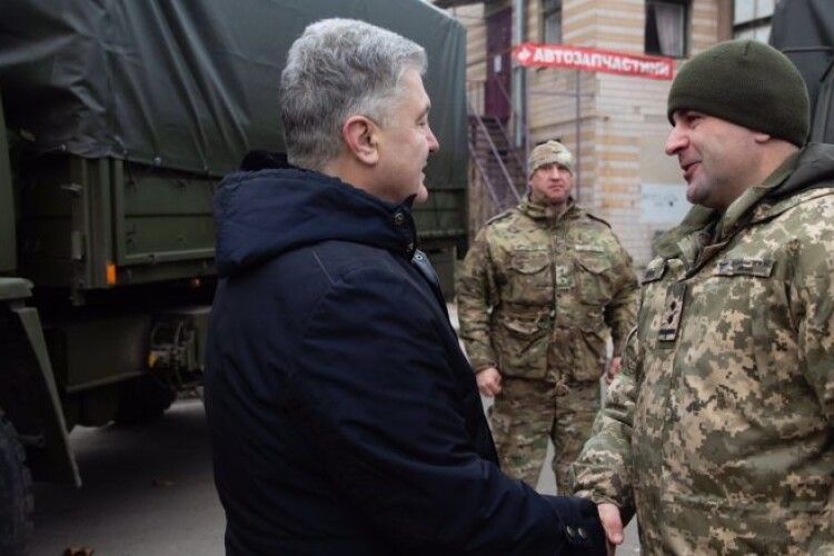 Чим більше вантажівок, тим більше БК, тим більше «бавовни»: Порошенко у Херсоні передав 10 DAFів у підрозділи ЗСУ