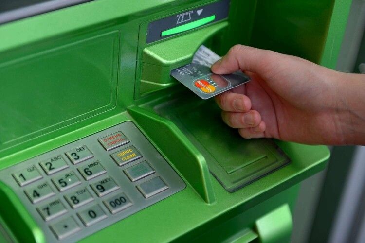 Луцькі патрульні зловили чоловіка, який розраховувався викраденою банківською карткою